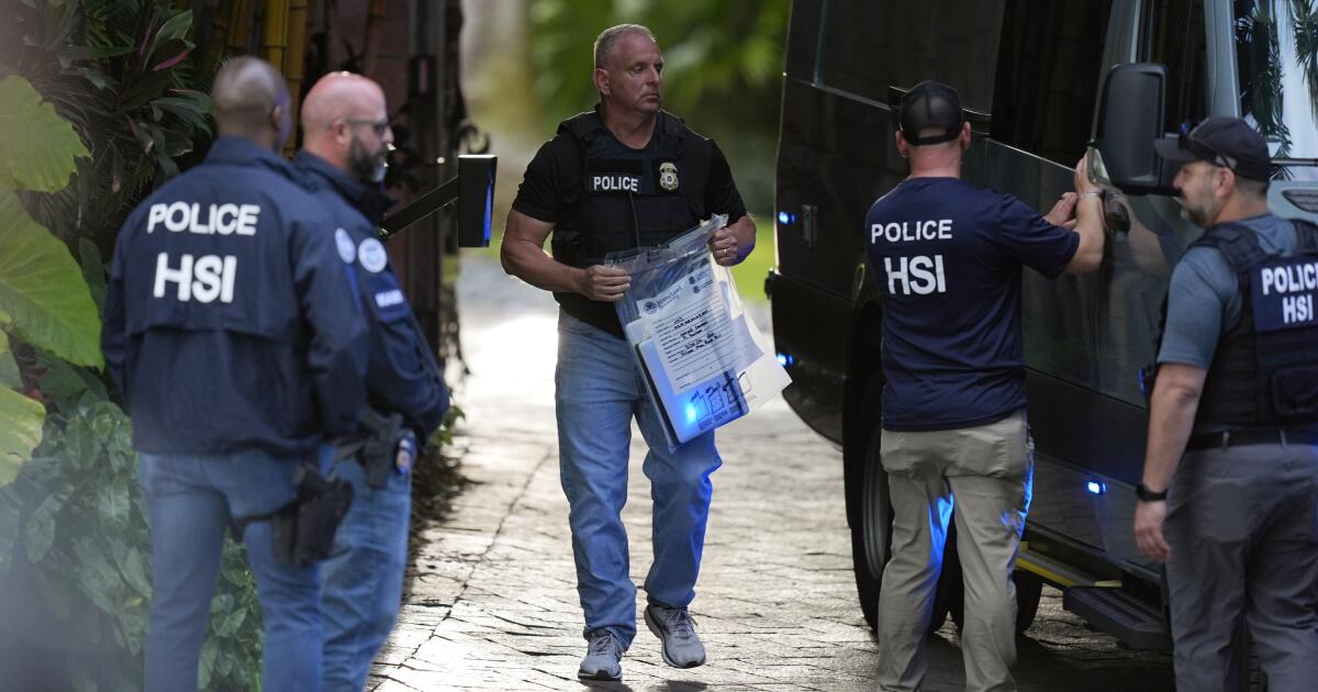 Feds raid Sean Combs' homes in Sєx-trafficking case, sources say - Los Angeles Times
