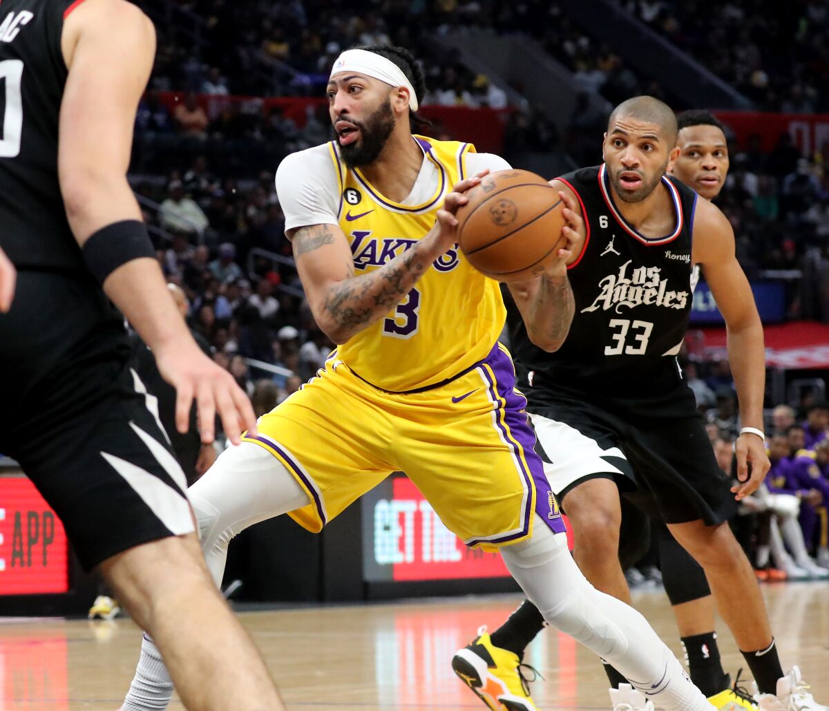 Anthony Davis conduit au panier contre les Clippers le 5 avril.