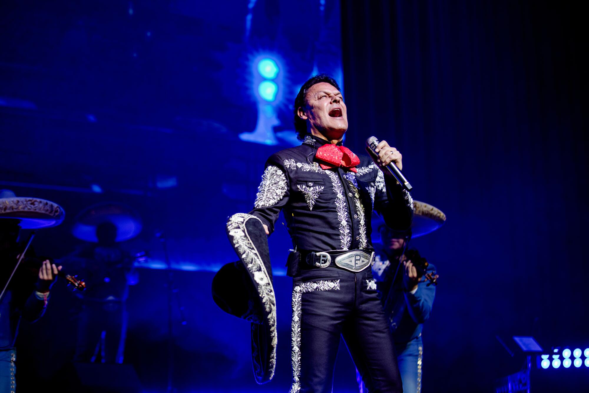 Pedro Fernández vivió con gran éxito su concierto 'Te doy la vida' en el escenario del YouTube Theater - Los Angeles Times