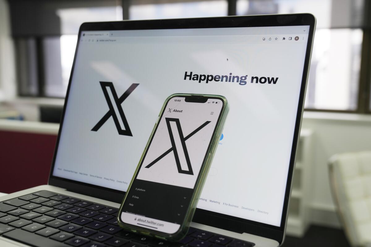 La página de inicio de X se ve en una computadora y un celular en Sydney, 