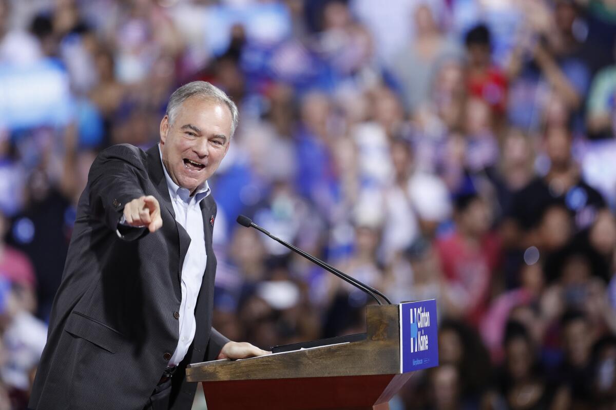 El senador Tim Kaine, demócrata por Virginia, habla el sábado 23 de julio del 2016 en la Universidad Internacional de Florida, en Miami, donde la nominada demócrata a la presidencia Hillary Clinton lo presentó por primera vez ante el público como su compañero de fórmula. (Foto AP /Mary Altaffer)