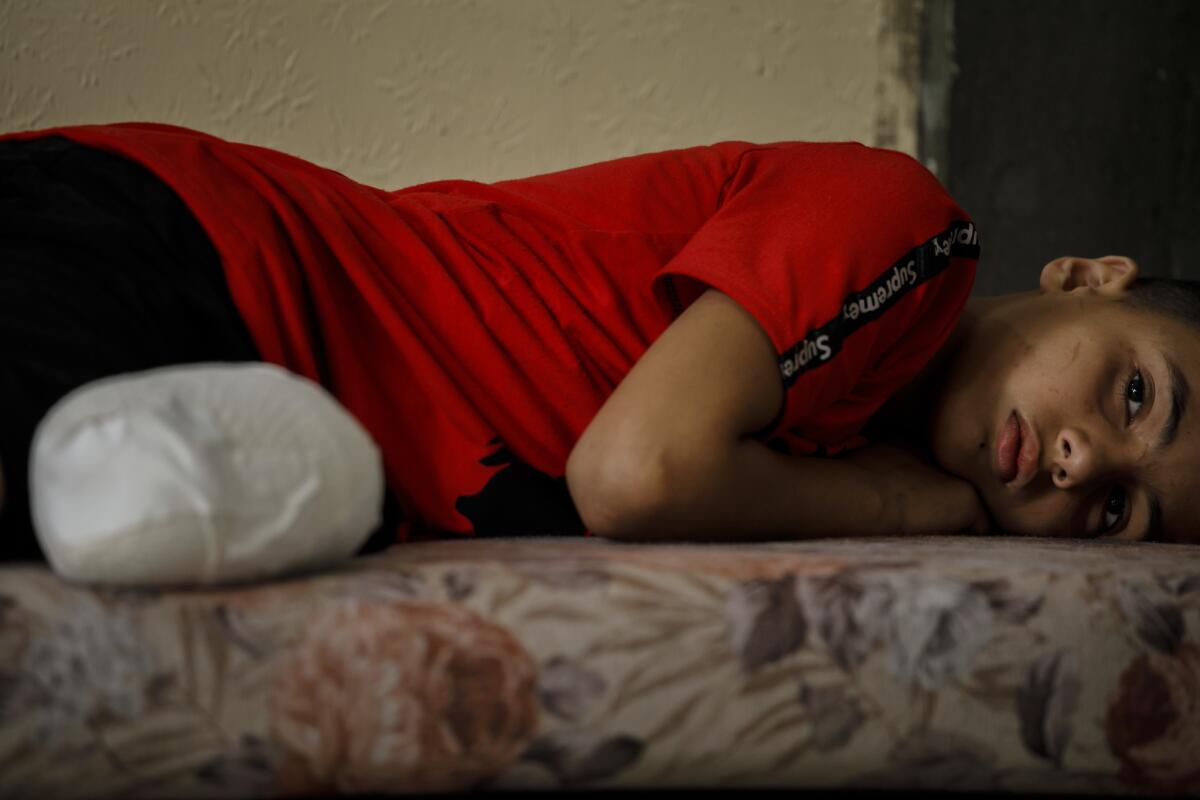 Abdel-Rahman descansa sobre un colchón. (Marcus Yam / Los Angeles Times)