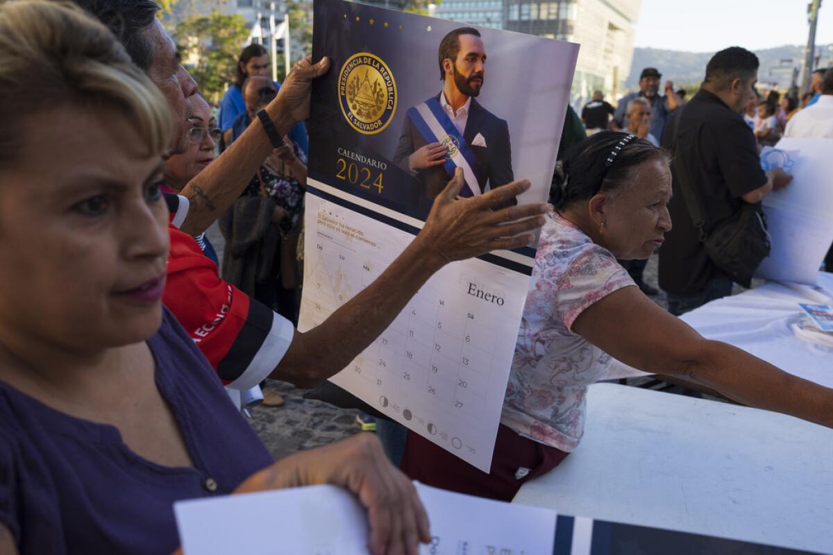 Gente recibe calendarios con la imagen del presidente