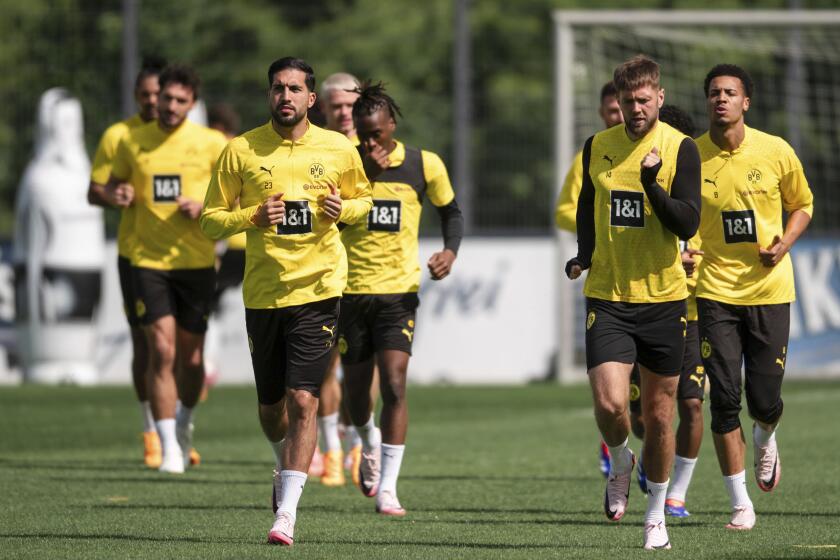 Emre Can, left y Niclas Füllkrug, junto a sus compañeros del Borussia Dortmund durante una sesión de entrenamiento en Colonia, Alemania el martes 28 de mayo del 2024. (Marius Becker/dpa via AP)