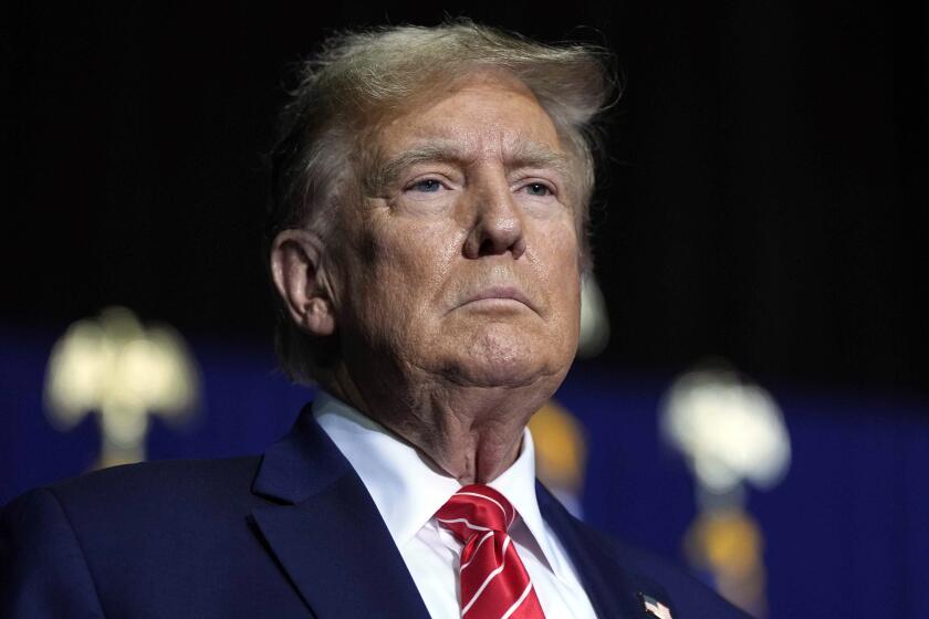 ARCHIVO - El candidato presidencial republicano Donald Trump habla en un acto de campaña en Rome, Georgia, 9 de marzo de 2024. Los abogados del expresidente Donald Trump siguieron presionando a una corte de apelaciones el jueves 21 de marzo de 2024 para que lo eximan por ahora de pagar 454 millones de dólares por un juicio por fraude porque sufriría un “daño irreparable” antes de que se resuelva su apelación. (AP Foto/Mike Stewart, File)