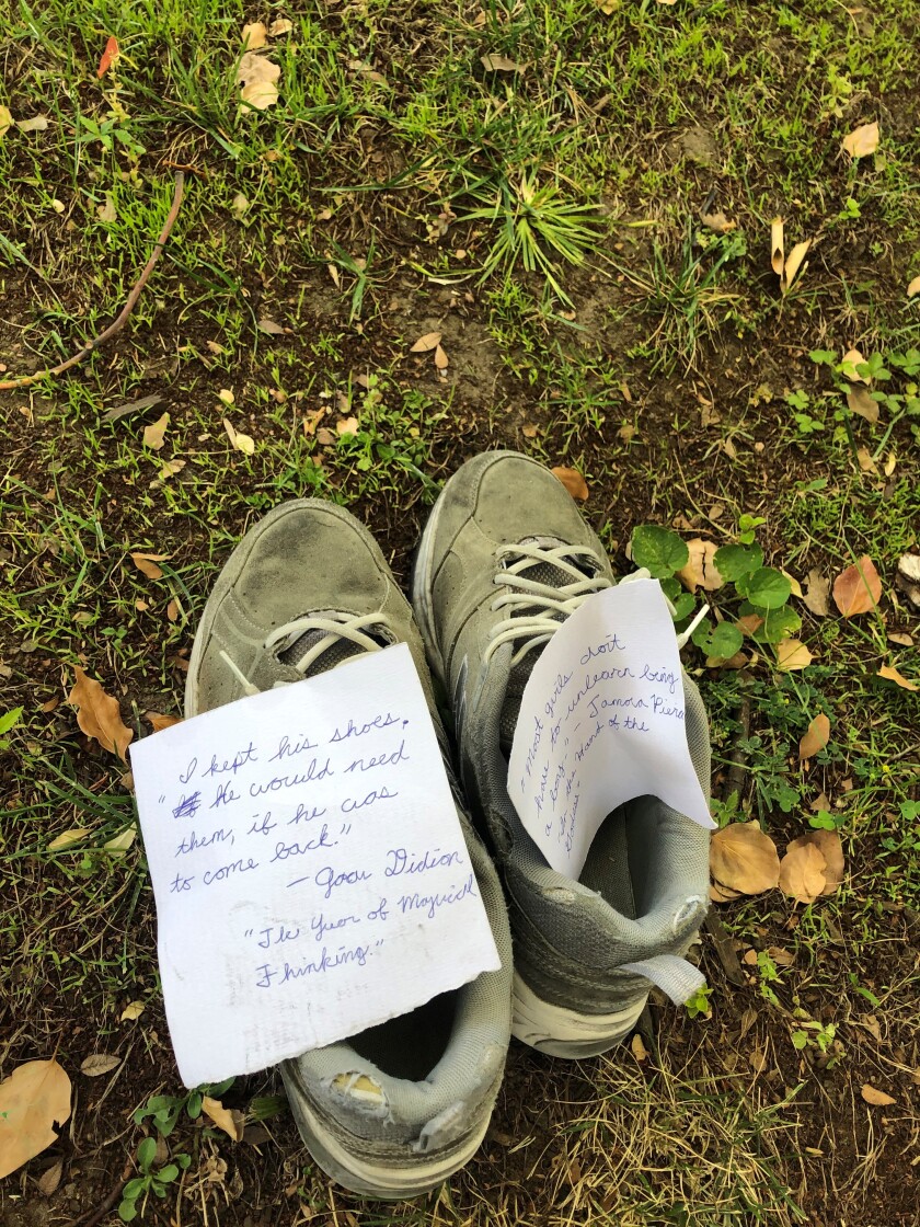 کفش‌هایی که در چمن خانه سابق جوآن دیدیون در ساکرامنتو، کالیفرنیا باقی مانده‌اند.