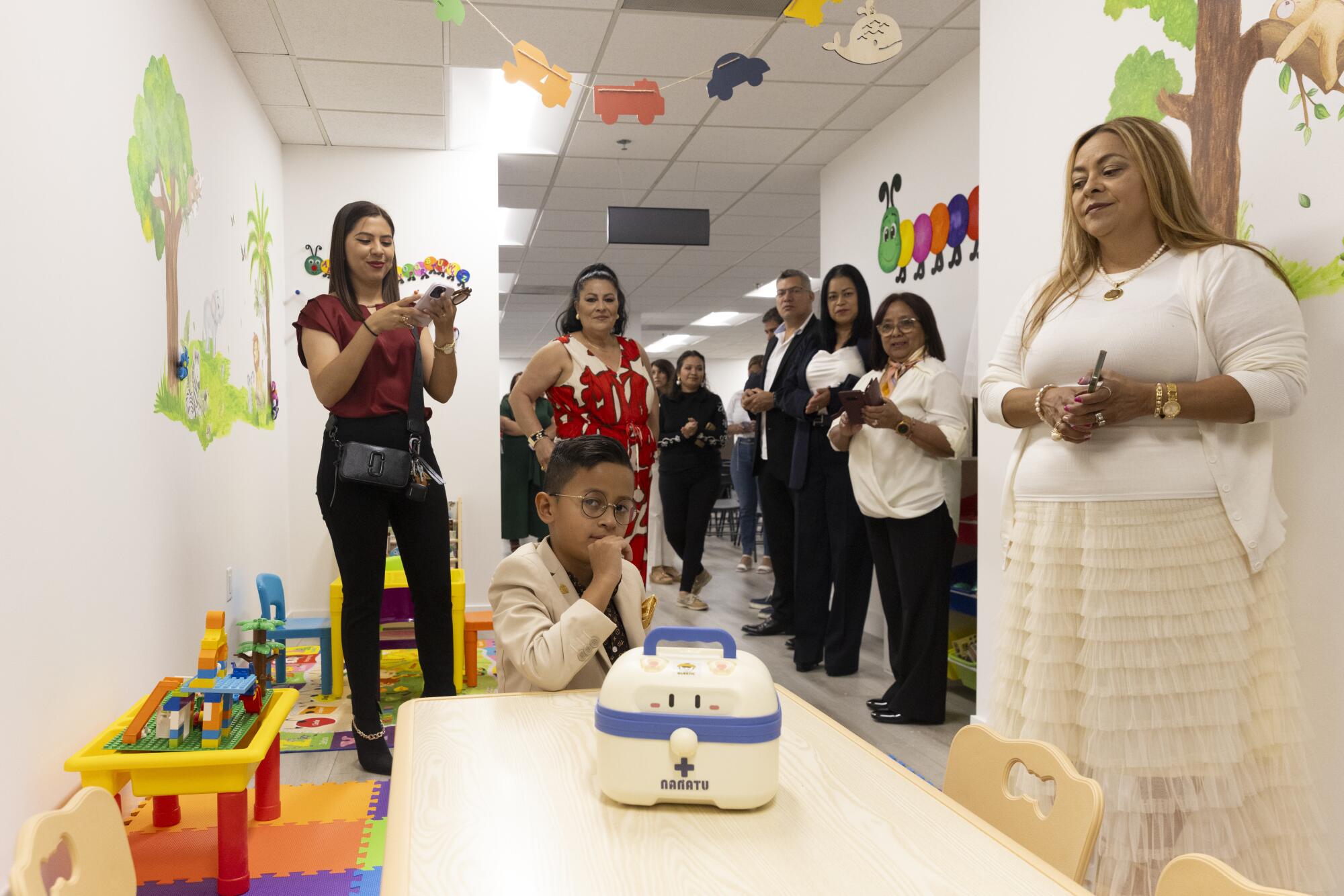 Las personas invitadas realizan un recorrido por la nueva área de juegos infan