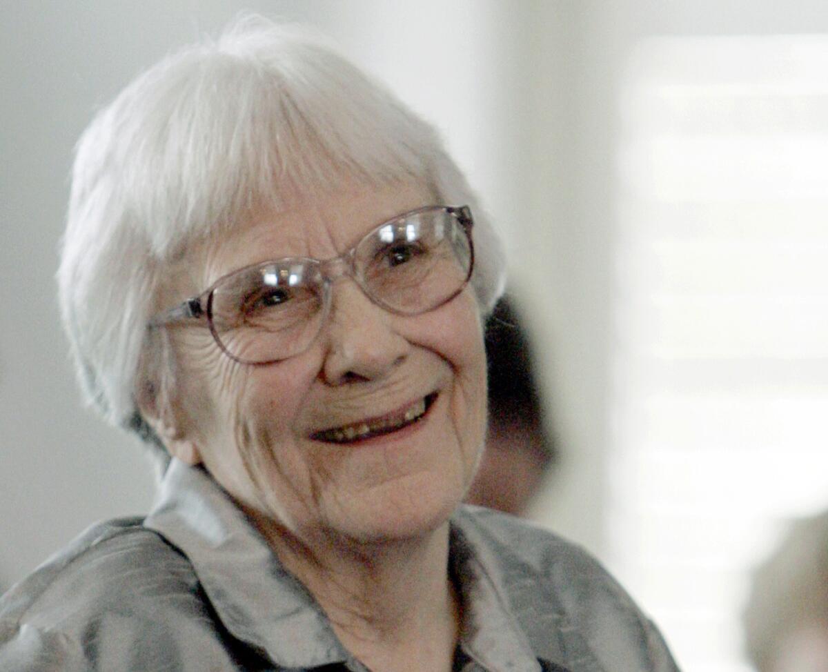 En esta foto del 20 de agosto del 2007, la escritora Harper Lee sonríe durante una ceremonia en Montgomery, Alabama. La autora de "To Kill a Mockingbird" (“Matar a un ruiseñor”), una novela sobre la injusticia racial en un pueblo del sur estadounidense vista a través de los ojos de una niña que fue adaptada al cine en una cinta laureada con el Oscar, murió el 19 de febrero del 2016 a los 89 años.