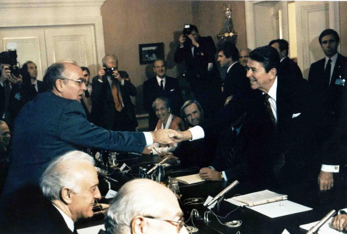 El líder soviético Mikhail Gorbachev le da la mano al presidente de EEUU Ronald Reagan en la conferencia de Ginebra