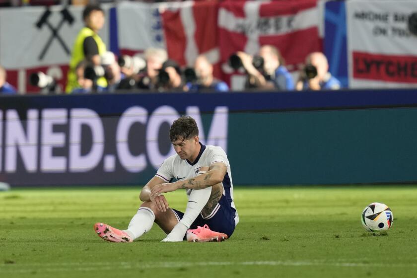 El inglés John Stones sentado en el campo al final del encuentro ante Dinamarca en el Grupo C de la Euro 2024 el jueves 20 de junio del 2024. (AP Foto/Thanassis Stavrakis)