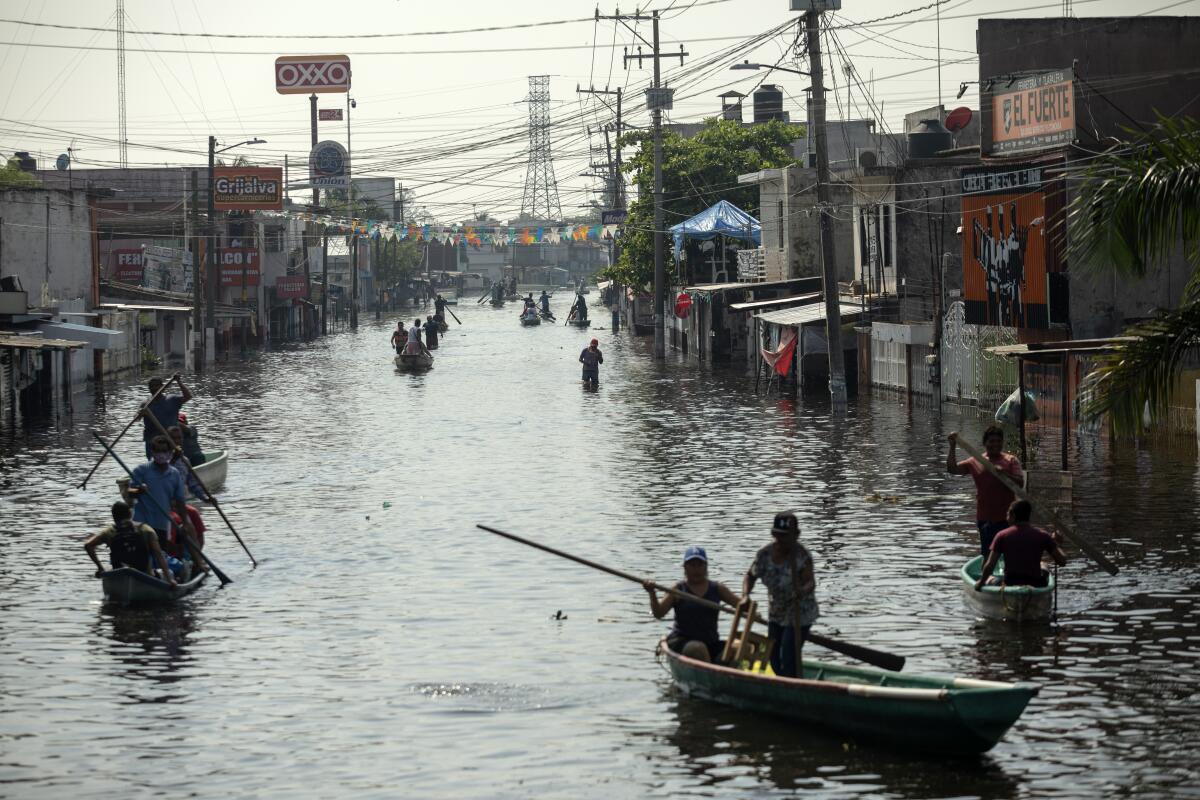 Residentes usan balsas para navegar por las calles inundadas en Villahermosa,