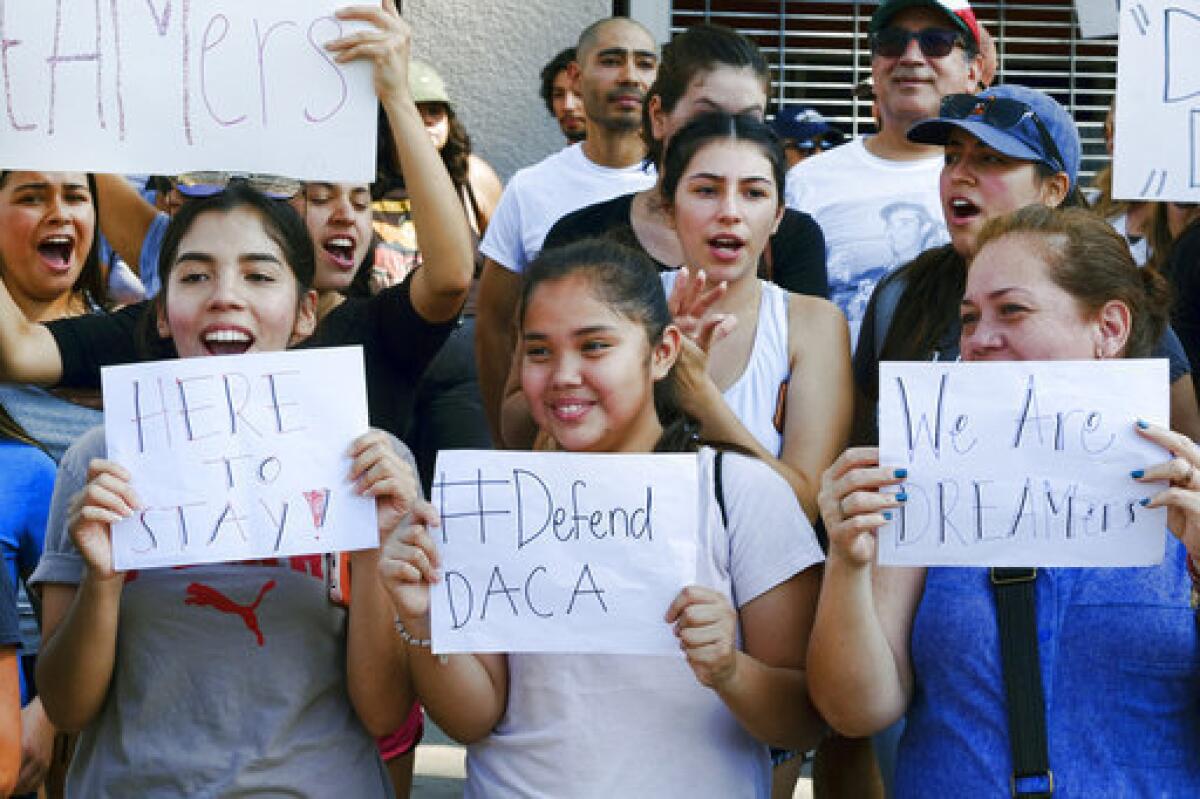 La decisión del presidente, Donald Trump, de acabar con el programa para los "soñadores" provocará pérdidas de hasta 460.300 millones de dólares en la próxima década y afectará a miles de mexicanos, nacionalidad de tres cuartas partes de los beneficiarios.