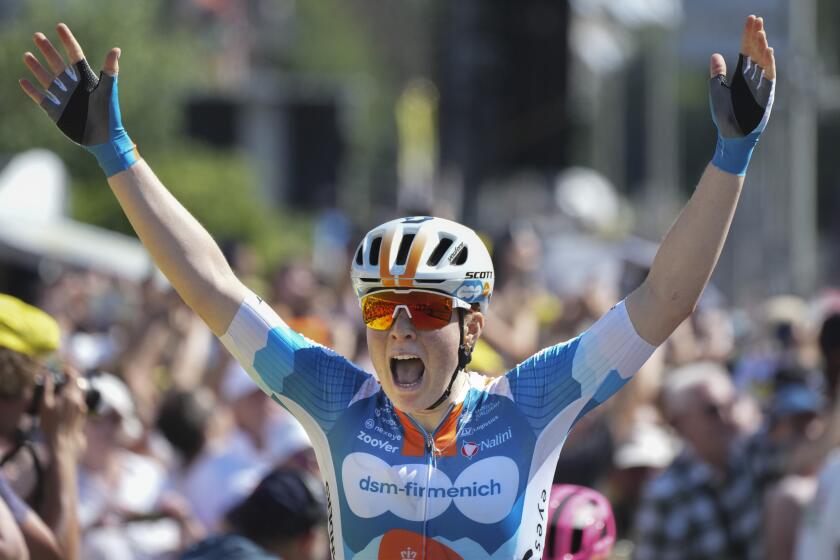 Charlotte Kool, de los Países Bajos, celebra al cruzar la línea de meta de la primera etapa de la carrera ciclista femenina del Tour de Francia con inicio en Rotterdam y final en La Haya, Países Bajos, el lunes 12 de agosto de 2024. (AP Foto/Peter Dejong)