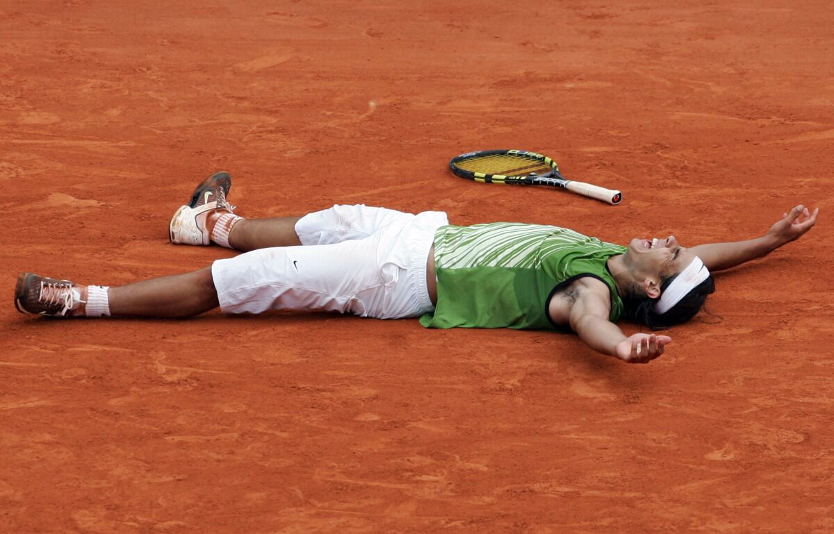 El español Rafael Nadal celebra después de vencer al argentino Mariano Puerta en la final de Roland Garros, el domingo 5 de junio de 2005, en París. (AP Foto/Christophe Ena, Archivo)