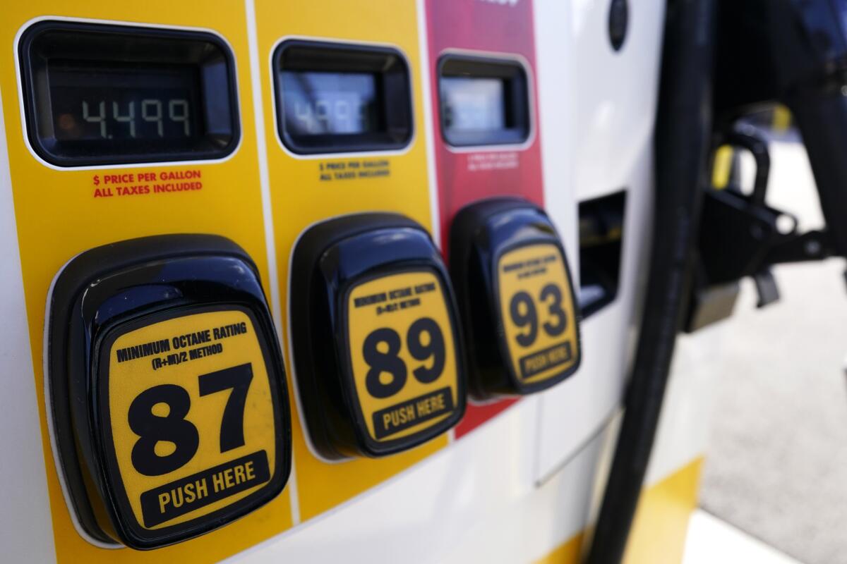 Precios de gasolina en una gasolinera en Vernon Hills, Illinois, el viernes 1 de abril de 2022.