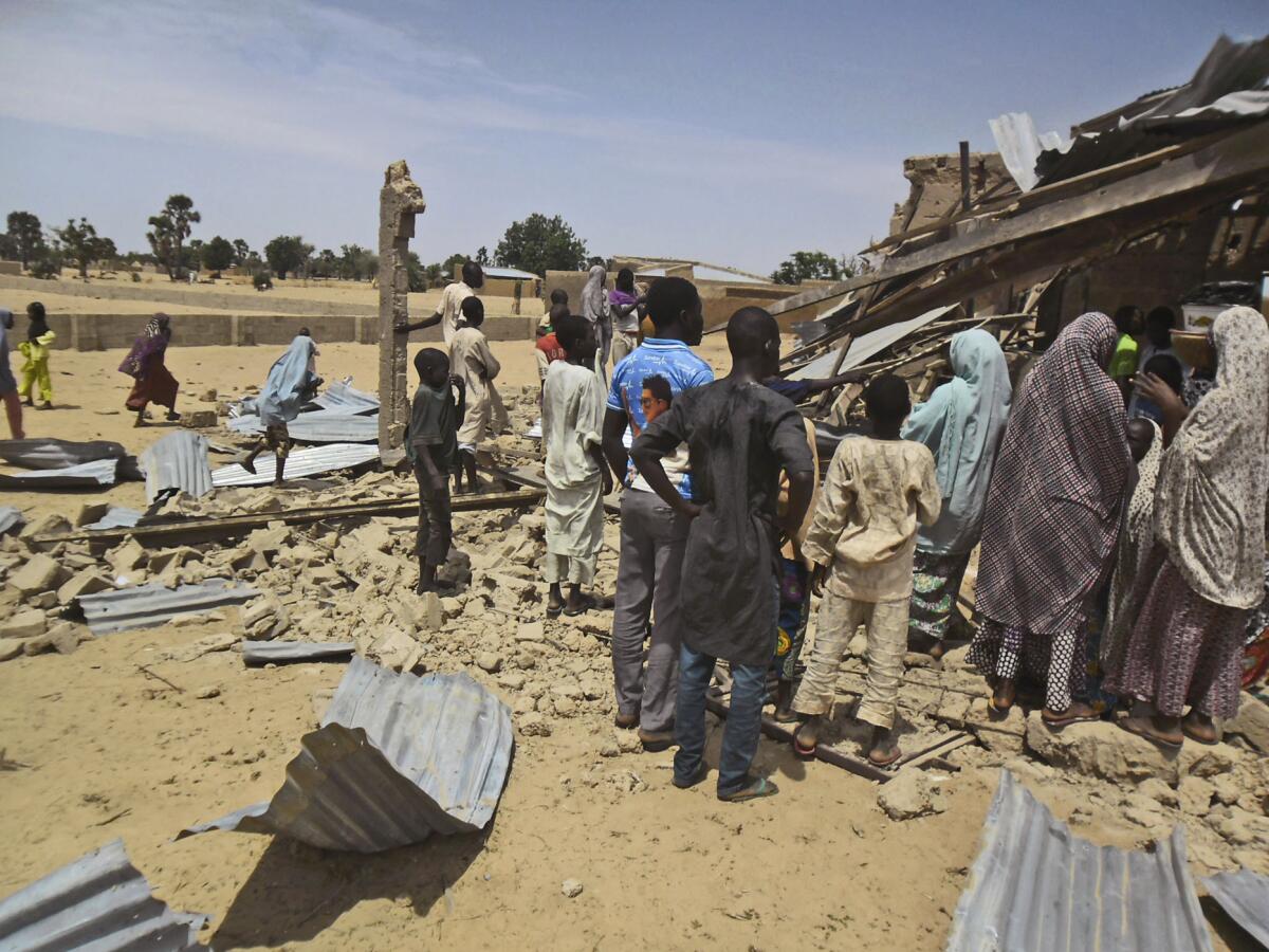 Ciudadanos de Nigeria observan los escombros dejados por un estallido en la iglesia cristiana de Cristo redimido en Potiskum, Nigeria, el domingo 5 de julio de 2015. (Foto Photo/Adamu Adamu Damaturu)