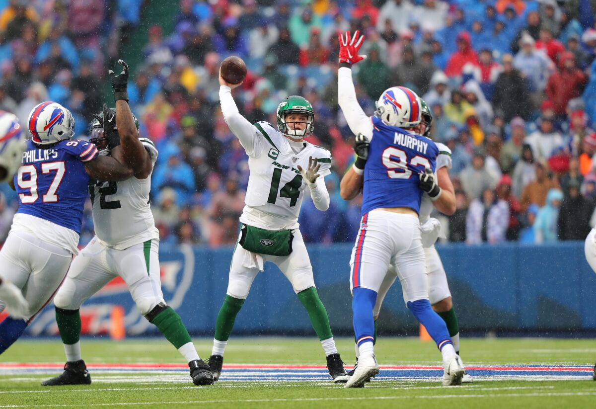 Buffalo Bills defensive end Trent Murphy tries to knock down a pass by New York Jets quarterback Sam Darnold.