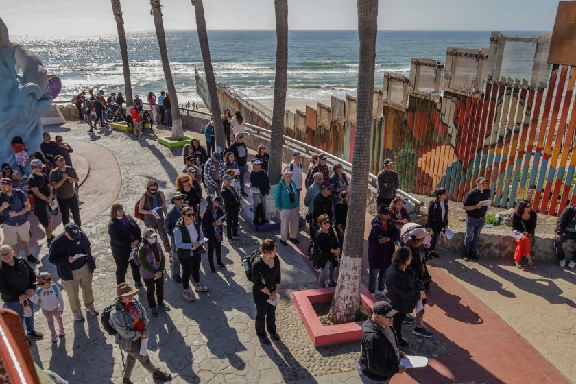 Realizan viacrucis en playas de Tijuana en protesta por medidas migratorias