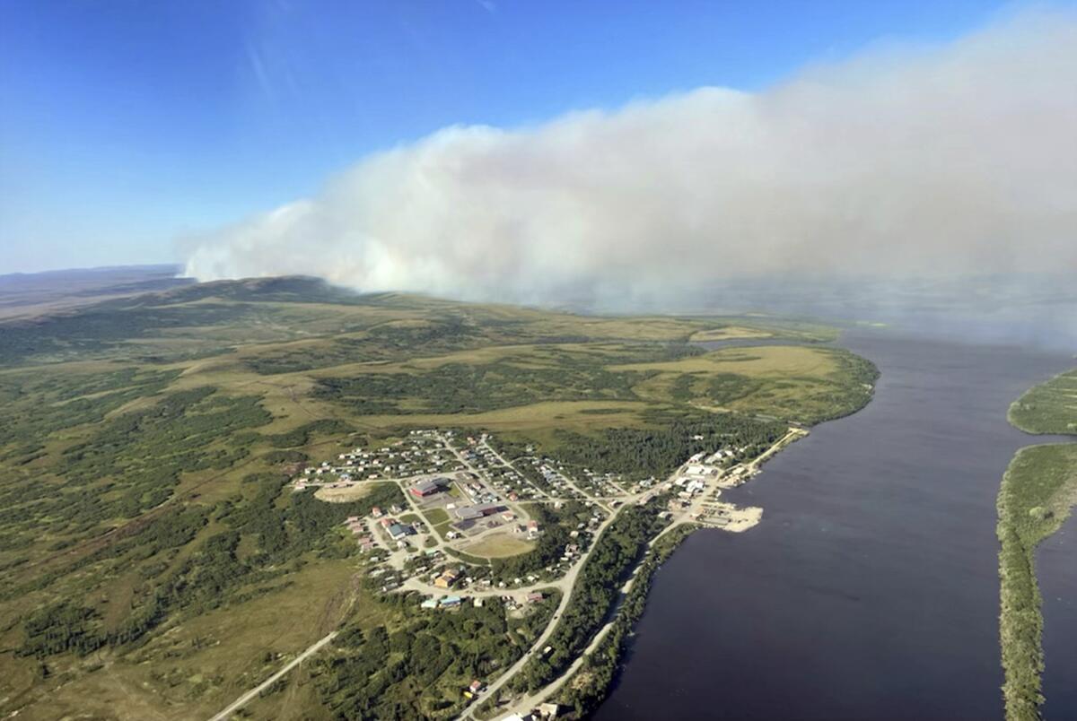 Bomberos de Alaska muestra incendios cerca de la comunidad St. Mary, en Alaska,