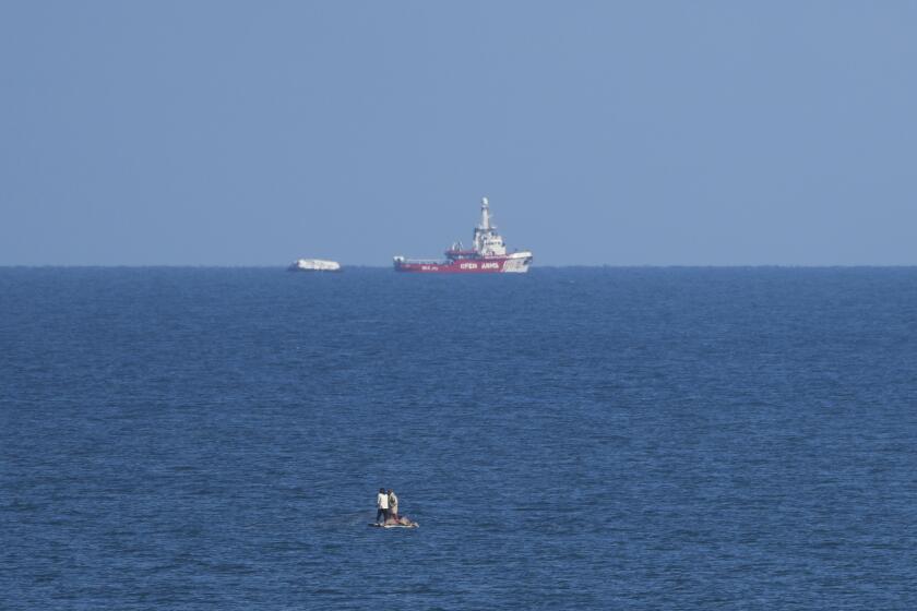 Un barco de la ONG Open Arms se acerca a la costa de Gaza remolcando una barcaza con 200 toneladas de ayuda humanitaria, el 15 de marzo de 2024. (AP Foto/Abdel Kareem Hana)