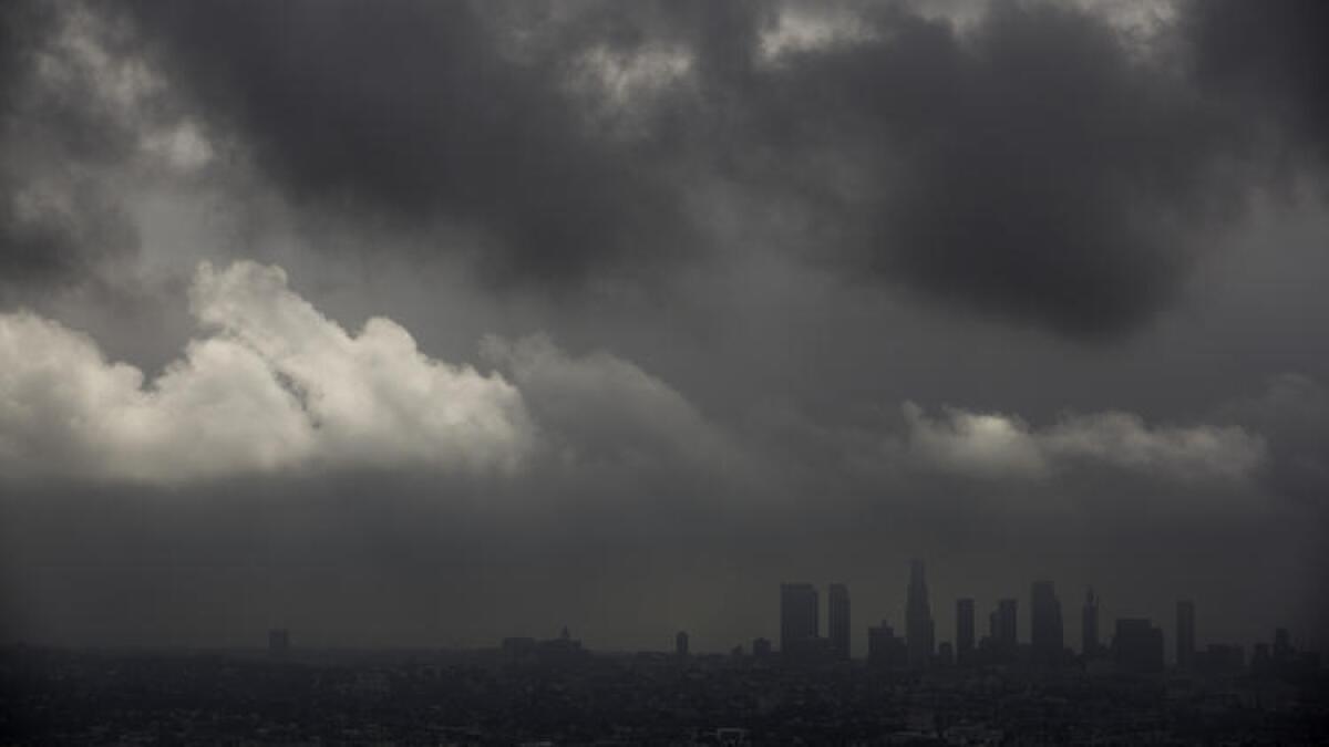 Nubes bajas a la deriva sobre la cuenca de Los Ángeles y el centro de la ciudad, además de una lluvia ligera y temperaturas más frías, predominan para el 18 de octubre.