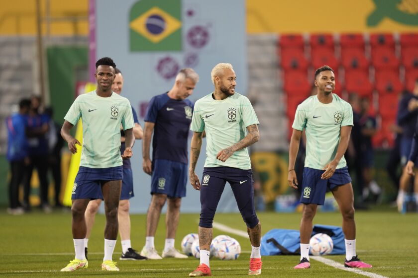 Los brasileños Neymar (derecha), Vinicius Junior (centro) y Rodrygo practica durante un entrenamiento en Doha, Qatar, el jueves 8 de diciembre de 2022 .Brasil enfrentará a Croacia en en los cuartos de final el viernes. (AP Foto/Andre Penner)