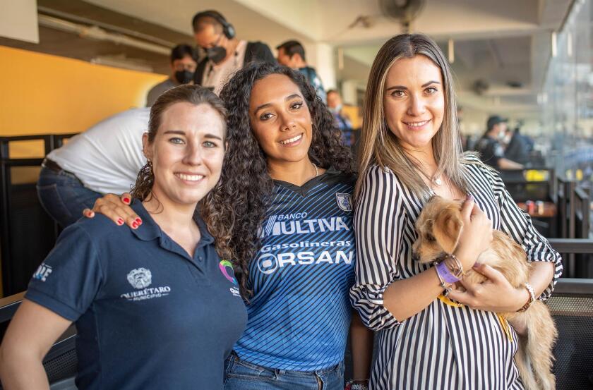 Aficionadas de Querétaro acuden con su mascota a un juego del Torneo Apertura 2021
