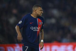 Kylian Mbappé del Paris Saint Germain gesticula tras sufrir una lesión en el partido contra el Olympique de Marsella por la liga francesa, el domingo 24 de septiembre de 2023. (AP Foto/Aurelien Morissard)