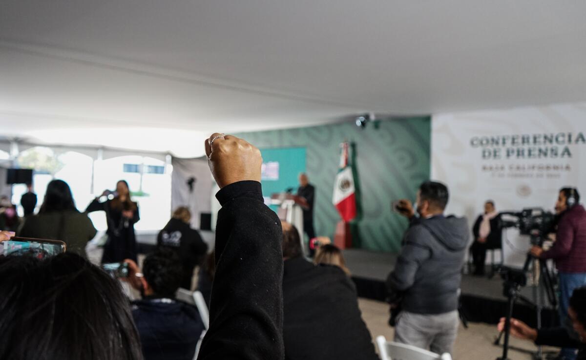 Periodistas se manifiestan durante conferencia de prensa de AMLO en Tijuana - San Diego Union-Tribune en Español