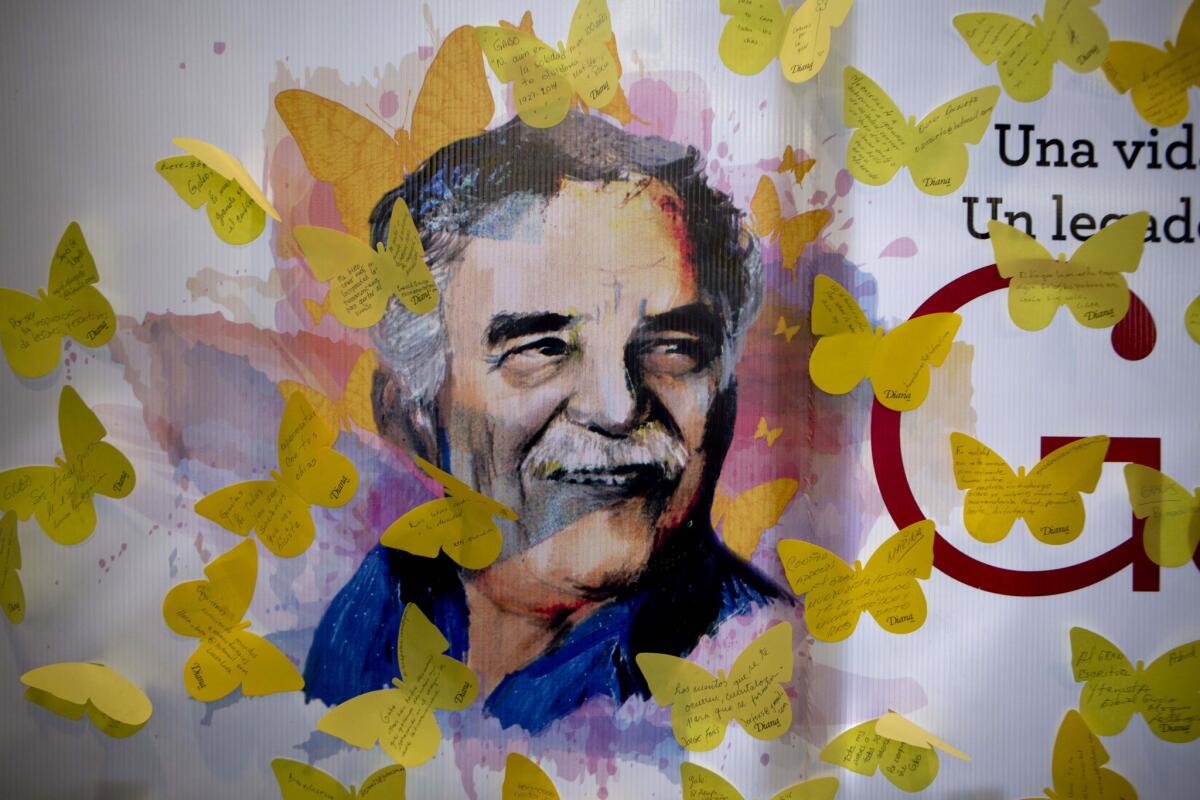 En esta foto del 17 de abril del 2015, un retrato de Gabriel García Márquez, cubierto con notas escritas en papeles amarillos con forma de mariposa, colocado por admiradores del escritor en una librería en la Ciudad de México en el primer aniversario de su muerte. (AP Foto/Eduardo Verdugo, Archivo)