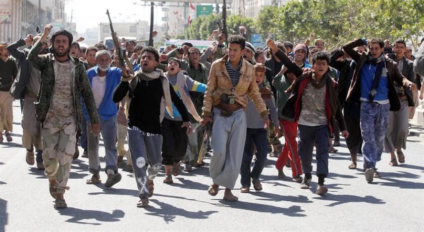 Simpatizantes gritan consignas durante un funeral de milicianos hutíes el 2 de enero de 2019 en un cementerio, en Saná (Yemen). EFE/ Archivo