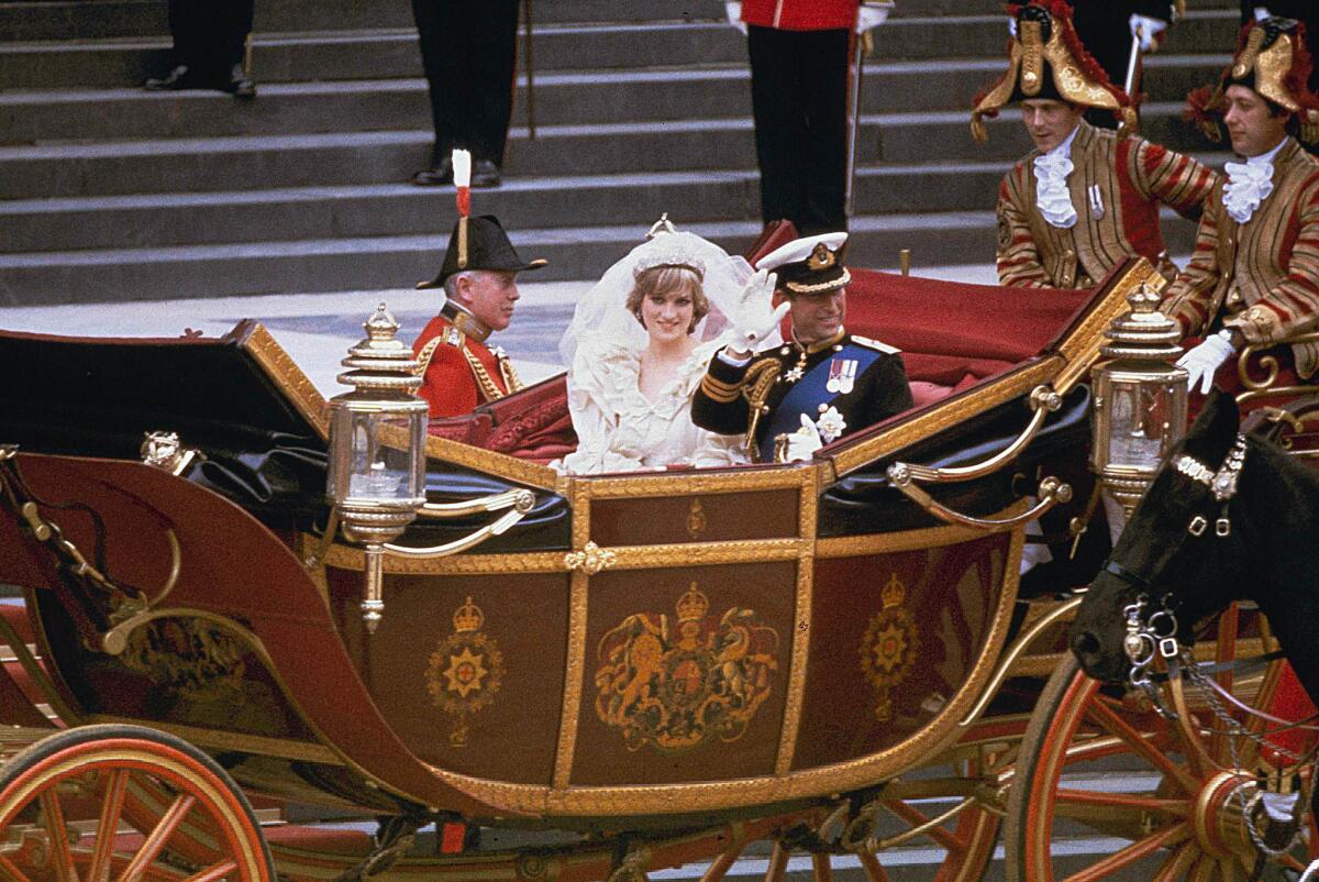 29 de julio de 1981: El carruaje que transporta al Príncipe y la Princesa de Gales pasa por Trafalgar Square en su camino desde la Catedral de San Pablo hasta el Palacio de Buckingham después de la boda real.