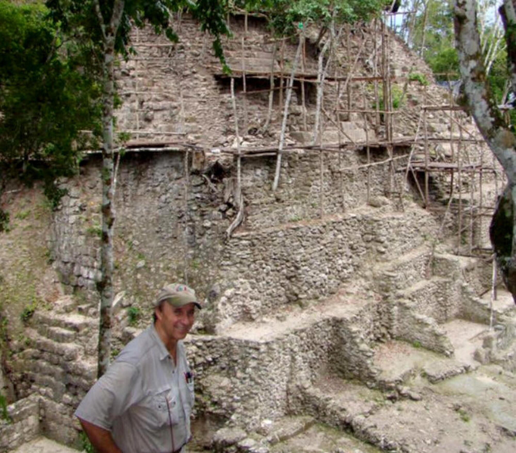 El Dr. Richard Hansen en una de las zonas de excavación de El Mirador, en el Petén, hace dos décadas.