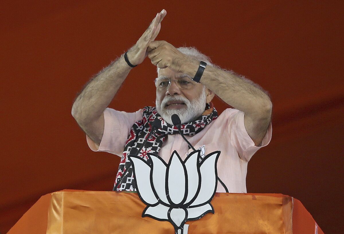 El primer ministro indio Narendra Modi gesticula durante un acto proselitista de su Partido Bharatiya 