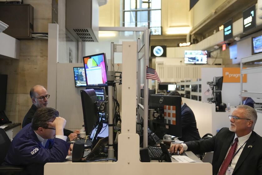 Corredores trabajan en la Bolsa de Valores de Nueva York, el lunes 28 de noviembre de 2022. (AP Foto/Seth Wenig)