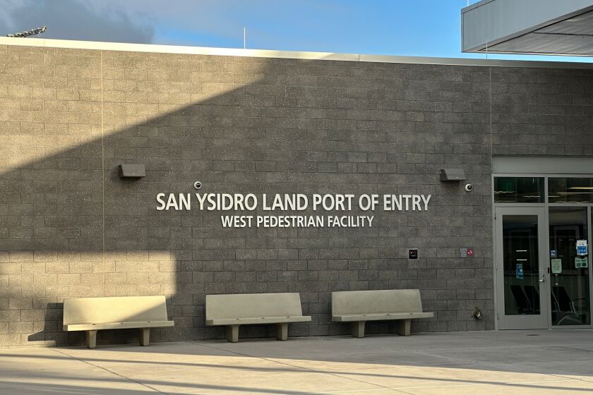 El exterior del puerto de entrada conocido como PedWest visto desde la entrada en San Ysidro.