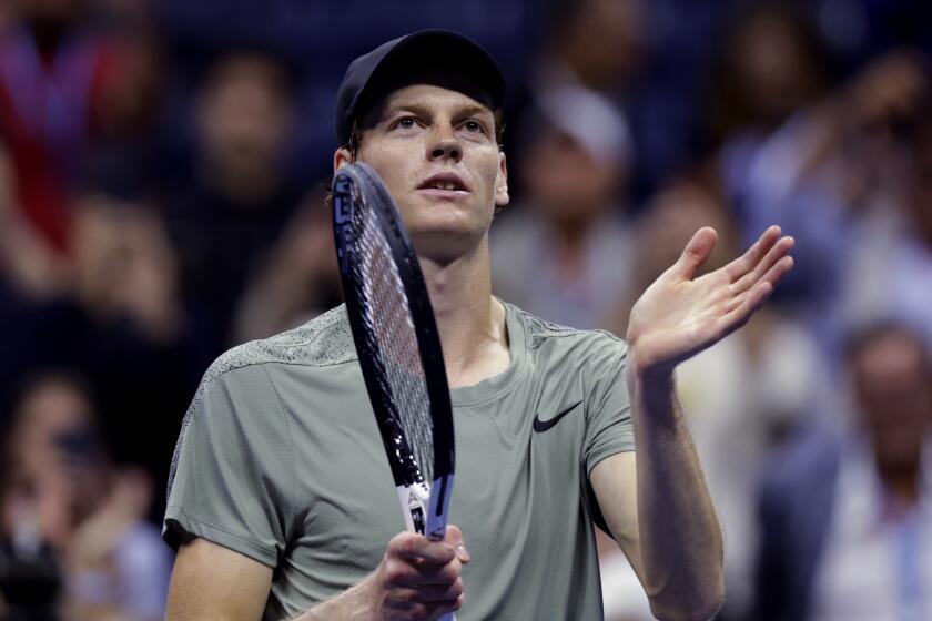 El italiano Jannik Sinner agradece al público luego de vencer al ruso Daniil Medvedev en los cuartos de final del Abierto de Estados Unidos, el miércoles 4 de septiembre de 2024 (AP Foto/Adam Hunger)