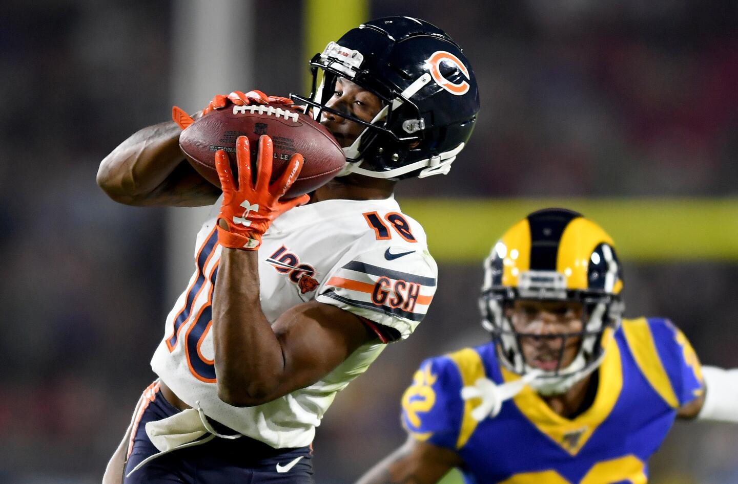 Bears wide receiver Taylor Gabriel makes a catch in front of Rams cornerback Troy Hill.