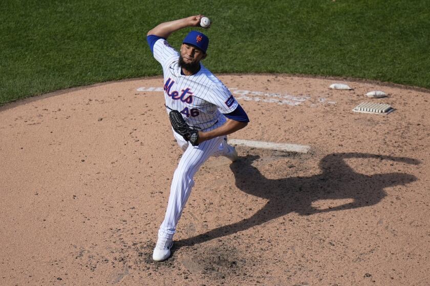 El dominicano Yohan Ramírez, de los Mets de Nueva York, lanza en el juego del domingo 31 de marzo de 2024, ante los Cerveceros de Milwaukee (AP Foto/Frank Franklin II)