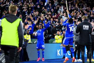 Abdul Fatawu de Leicester graba un video con un celular al final del partido contra Southampton, el martes 23 de abril de 2024. (Nick Potts/PA vía AP)