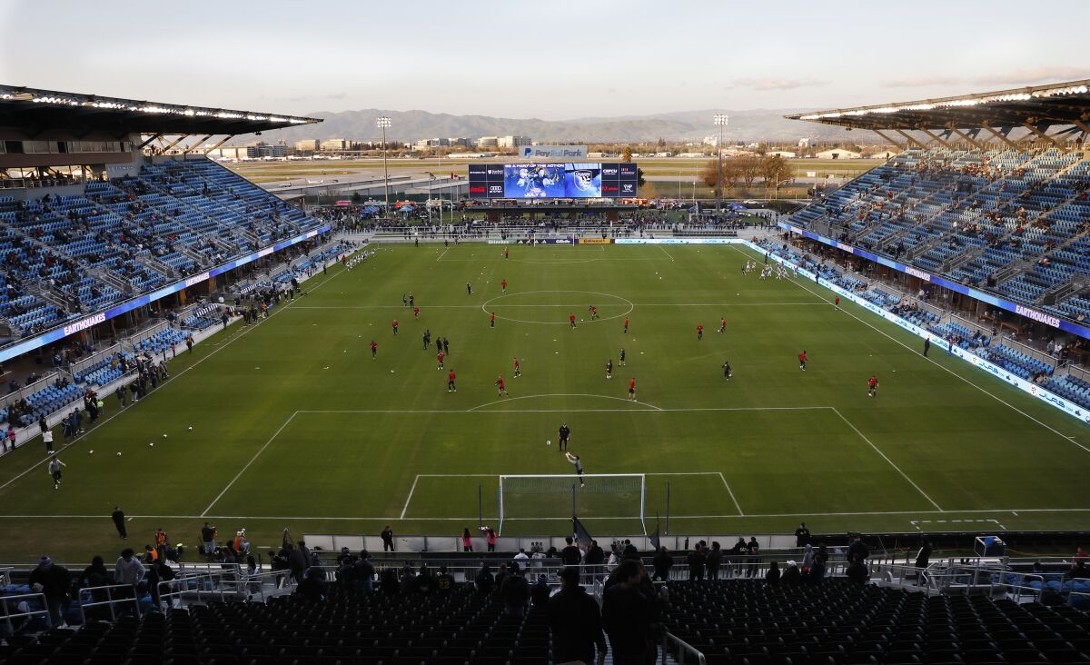 Los jugadores de San Jose Earthquakes y Toronto FC previo al partido de la MLS, el sábado 25 de mayo de 2023, en San José, California. (AP Foto/Josie Lepe)
