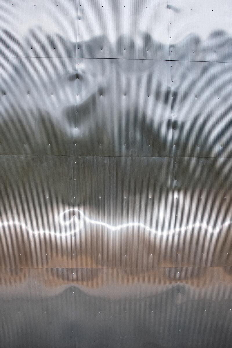 Details of the corrugated sheet metal cladding of Casa Aluminaria.