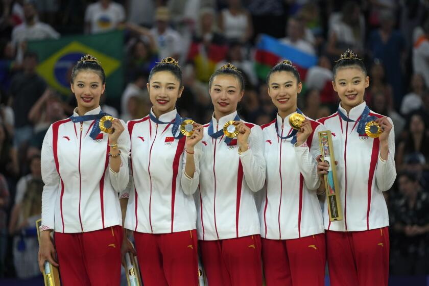 El equipo de China tras ganar el concurso completo de la gimnasia rítmica de los Juegos Olímpicos de París, el sábado 10 de agosto de 2024. (AP Foto/Dar Yasin)