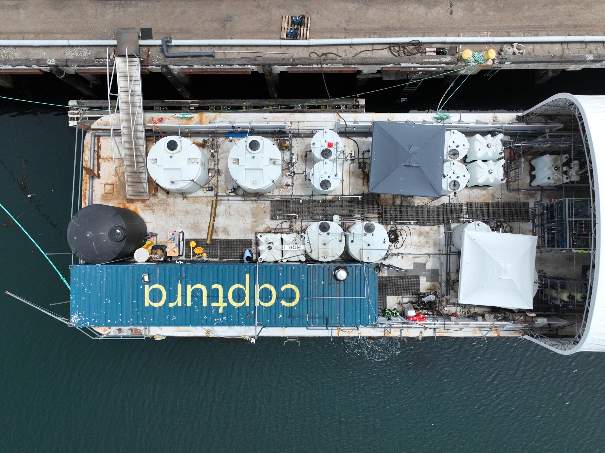 这是卡普图拉驳船的鸟瞰图，船员们正在监控用于从海水中提取二氧化碳的设备。