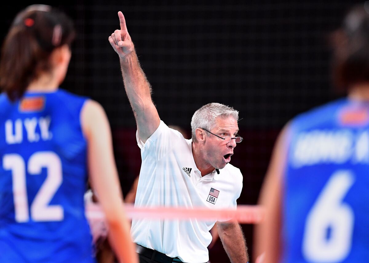 U.S. volleyball coach Karch Kiraly talks to his team and points up