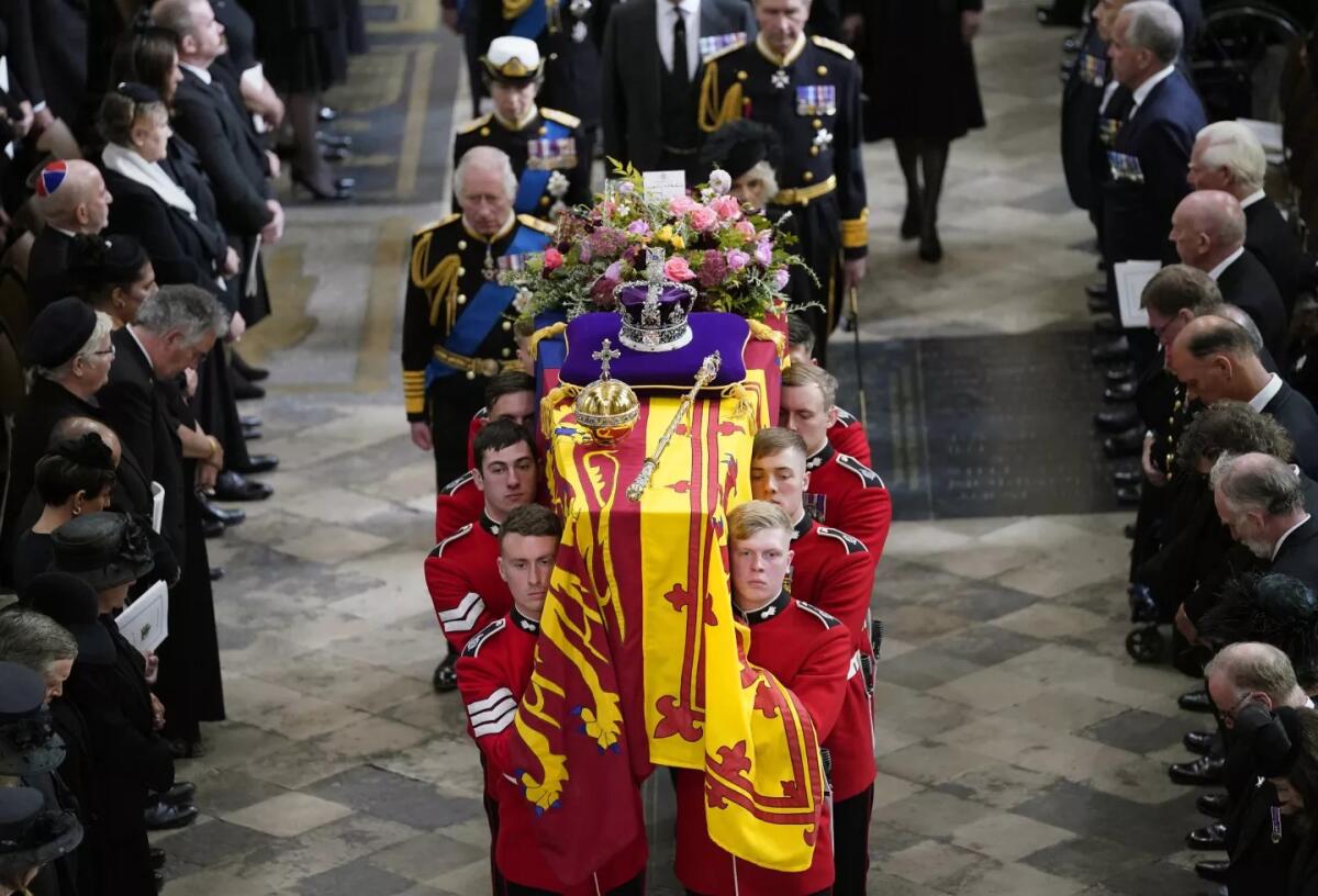 El rey Carlos III, la reina consorte, Camilla, y la princesa Ana están junto el féretro de la reina Isabel II,