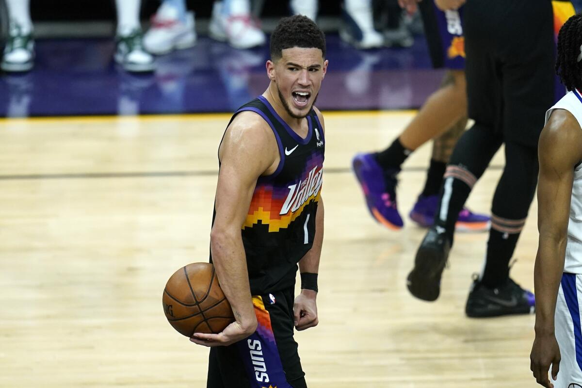 El base de los Suns de Phoenix, Devin Booker.