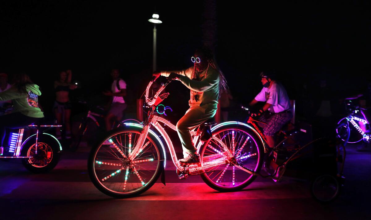 Cuando Marcus Gladney enciende las 5,000 luces LED de su bicicleta, Big Red, brilla como un ser celestial. 