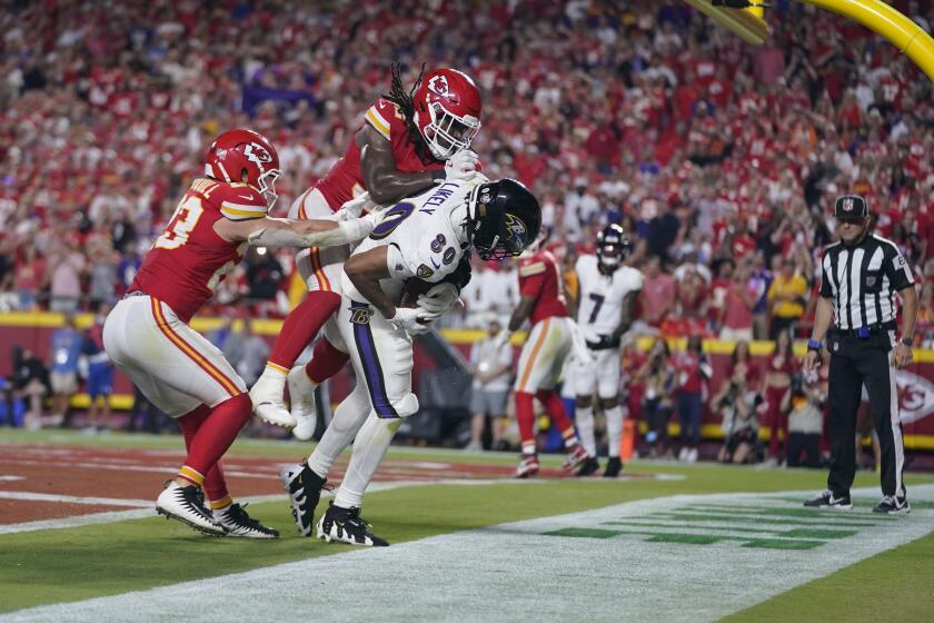 Isaiah Likely, tight end de los Ravens de Baltimore, pisa apenas fuera del terreno en un intento por anotar en la última jugada del partido ante los Chiefs de Kansas City, el jueves 5 de septiembre de 2024 (AP foto/Ed Zurga)