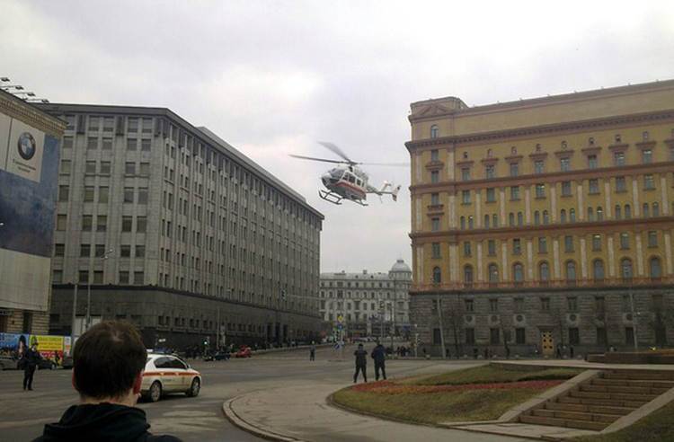 A helicopter lands at the Lubyanka metro